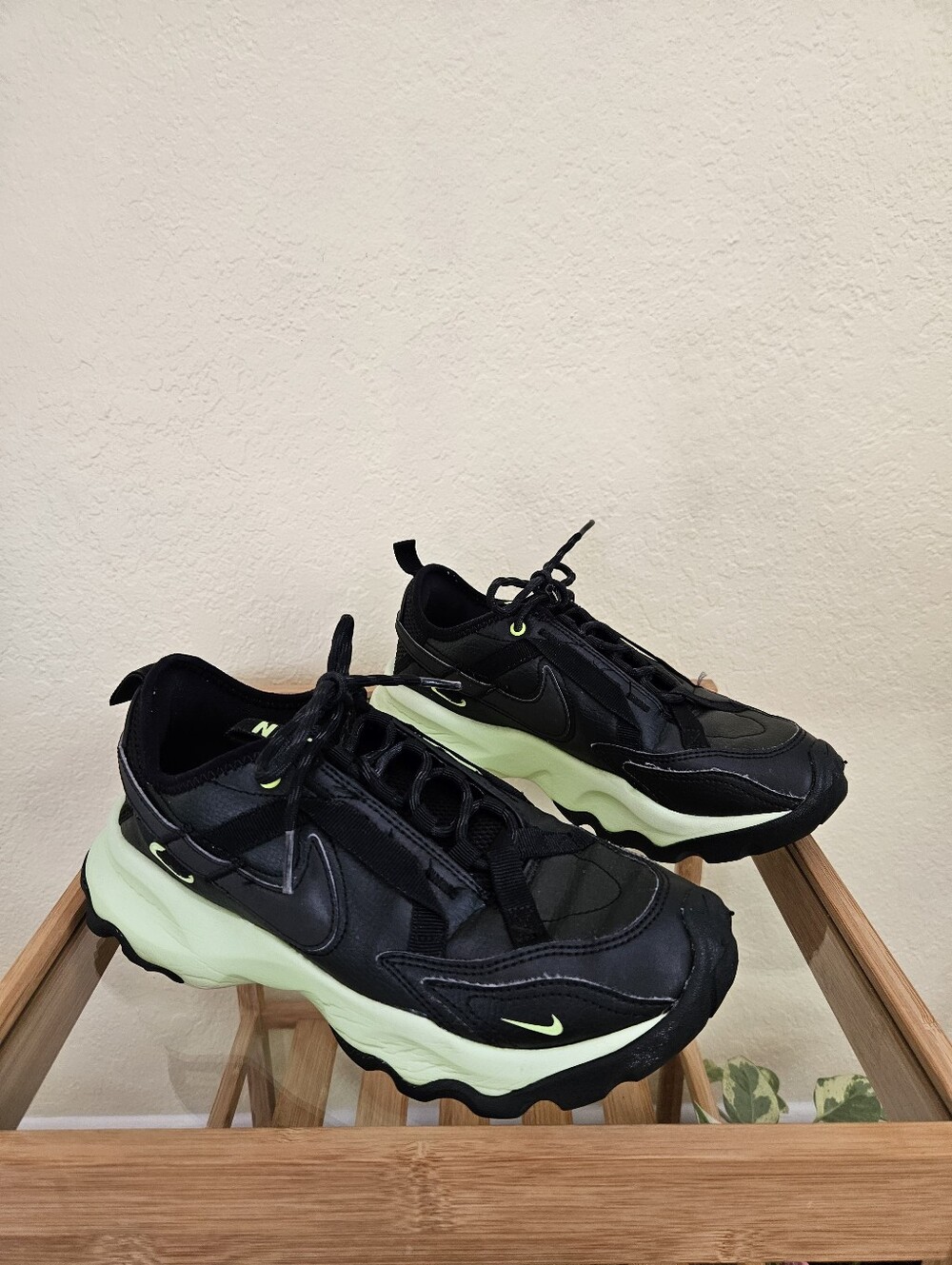 Nike women's TC 7900 Black Ghost green casual lifestyle shoes  Size 7